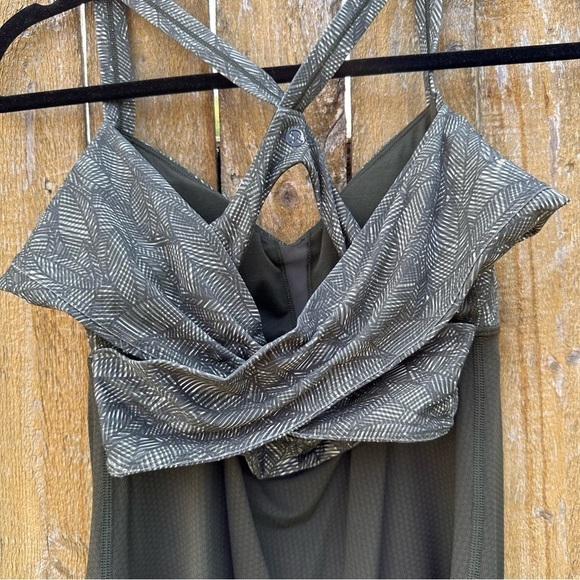 Lululemon Wrap It Up Tank in Jazzy White Gator Green / Gator Green Sz 6 - Picture 4 of 11